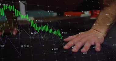 Paspasa basan adam spor salonunda şınav çekmeye başlıyor. Animasyon finans çizelgeleri egzersiz verilerini takip ediyor. Sporcu, fitness, power, training, ter, dambıl, ekipman