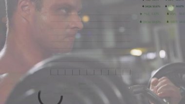 Erkek sporcu ağırlık kaldırıyor ve zayıflayan grafiklerle spor salonunda kıvrılmaya başlıyor güç verilerini güncelliyor. Fitness, antrenman, güç, kas, ter, analitik, üst üste bindirme