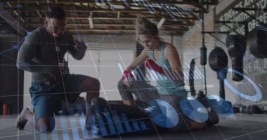 Koç, kronometreyi kontrol ediyor, stajyer grev torbası, spor salonunda ölçü takip formu gösteriyor. Sporcu, antrenör, boks, talim, yumruk, depo, kaplama