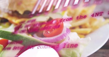 Kamera geri çekiliyor, hamburger ve salata ortaya çıkıyor. Pembe HUD ise menü verilerini gösteriyor. Sandviç, patates kızartması, makro, mor, reklamcılık, salatalık, domates.