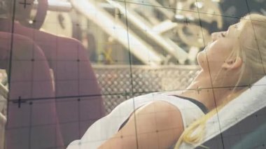 Kadın jimnastikçi ayakları tabanda yaslamaya başlıyor, baskı yapıyor, yapı dayanıklılığı, ızgara izleme hareketi. Spor salonu, antrenman, direniş, ekipman, ağırlık, arka ışıklandırma