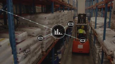 Sensör ping forklift ve sürücü koridorda ilerlerken ağ simgeleri ortaya çıkar ve hisse senedi verilerini haritalar. Depo, envanter, analitik, lojistik, kaplama, görselleştirme, raflama