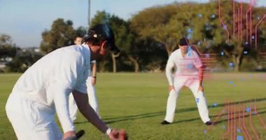 Kriket vurucusu, beyzbol sopasını kameraya doğru sallıyor. Top atışları antrenman için yörüngesini gösteriyor. Vurucu, saha oyuncuları, matkap, açık hava, park, çimen, analitik