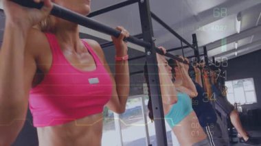 Yetişkin bir kadın barfiks çekmeye başlıyor, barfiks çekiyor, kamera yükseliyor, insan kaynakları izleme ölçümleri uygulanıyor. Çinliler, teçhizat, stüdyo, grup, eğitim, gündüz, grafikler