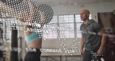 Kadın kaldırıcı koç işareti alıyor, benekli harita ve metin kaydırma için halteri kaldırıyor. Spor, antrenman, güç, ağırlık, atlet, antrenör, odaklanma