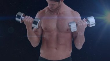 Krom dambıllar tutan adam kol kıvrımlarını başlatıyor, fitness formunu kontrol ediyor, lenslerin etrafındaki parçacıklar parlıyor. Ağırlıklar, bisepsler, gövde, atlet, stüdyo, dramatik, aydınlatma