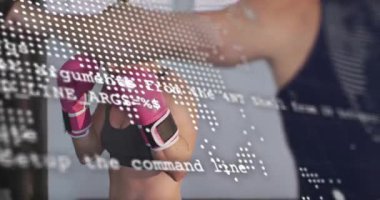 Koç pedleri tutuyor, boksör tren haritası için kombinasyon atıyor ve kod örtüsü giderek zayıflıyor. Boks, eldivenler, eldivenler, spor salonu, stüdyo, eğitim, talim