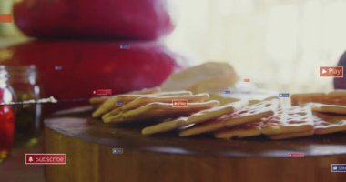 Kamera sola kayarken UI etiketleri beliriyor ve odak noktası olarak sarı reçel kavanozunu gösteriyor. Yemek, kraker, tabak, yemek, cam, bokeh, sıcak