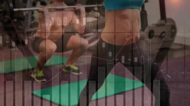 Antrenman partnerleri, erkek çömelirken ve harita takibi yaparken kadın dambıllara basmaya başlıyor. İkili, güç, spor salonu, halter, ağırlık, üst üste, takım çalışması