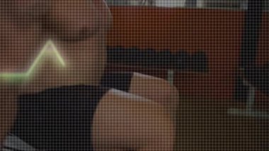 ECG süpürüyor, kamera yukarı bakıyor, adam dambıllara basıyor, egzersiz yoğunluğunu takip ediyor. Sporcu, bank, ağırlık, spor salonu, kas, fitness, antrenman