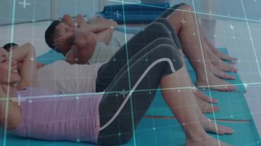 Trio, antrenörden sonra paspaslara mekik çekiyor. Şebeke, fitness için izleme temsilcilerini örtüyor. Çekirdek, senkronize, grup, stüdyo, egzersiz, odak, enerji