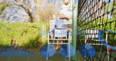 Kadın oyuncu raket ve şişeyle yükseliyor, sahanın dışına spor listeleri üzerinde oyuncu olarak çıkıyor. Açık hava, ikili, hareket, arkadaşlık, güneş ışığı, atletik, hidrasyon