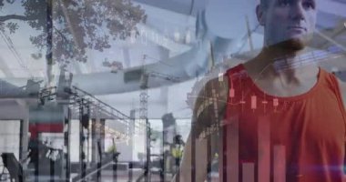 Beden eğitimi seti sonrasında duraklayan, vinç ve grafikler hazırlanırken başını eğen adam Fitnesscenter, eğitim, odaklanma, yapı, grafikler, montaj