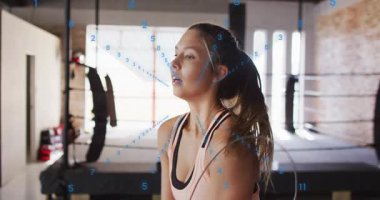 Kadın boks turunu bitiriyor, öne eğiliyor, soluklanıyor mavi ise hizalı kafa. Jimnastik, atlet, antrenman, dayanıklılık, kardiyo, ter, iyileşme