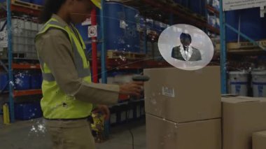 Depo çalışanı B koridorunda tarayıcılı kutuyu tarıyor stokları güncellerken HUD simgeleri yörüngede dolaşıyor. Barkod, envanter, kalın, lojistik, konteynırlar, güvenlik, verimlilik