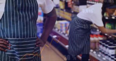 Geri çekilirken, menajer adım atarken, grafikler ona yaklaşırken, perakende satışlarını gösterirken, idare ediyor. Personel, çizgili, önlük, koridor, çorap, sandık, şişe