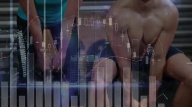 Üç ortak spor salonunda antrenman yapmak için senkronize kettlebell salınımlarına başlıyor. Canlı hareket grafiklerini üst üste koyuyorlar. Üçlü, ağırlık, ahenk, odaklanma, güç, stüdyo, analitik