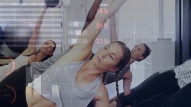 Formda bir kadın, çekirdek dayanıklılığı için medikal topla yan tahtalar yapıyor, HUD grafikleri düzenliyor. Yanal, eğik, denge, koordinasyon, grup, spor salonu, stüdyo