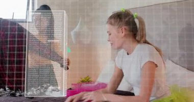 Yatakta moda malzemelerini sıralayan iki kadın çantalarını çekerek yükselen ikili bulut örtüsünü ateşlediler. İkili, aksesuarlar, mücevherler, gardırop, kıyafet, samimi, canlı