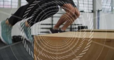 Antrenman partnerleri pyo kutusunun yanında antrenman için atlama yaparken spiral örtülü ayakkabılar. Plyometrik, ikili, spor salonu, dinamik, odaklanma, momentum, takım çalışması