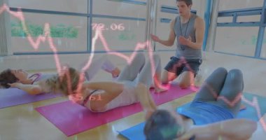 Koç, üç kadının fitness paspasları üzerinde mekik çekmesi, dalgalanan verilerin, temsilcilerle senkronize olması. Çekirdek, eğitim, stüdyo, gün ışığı, antrenör, grup, renkli