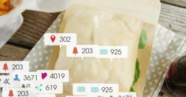 Rozetler beliriyor, ciabatta sandviçi üzerinde kümeleniyor, patates kızartması ve içki arasında kayıyor, vızıldıyor. Düzlük, yemek, genel giderler, kafe, köy, içecek, şablon