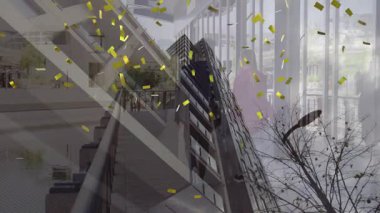 Merdivenlerden çıkan iki adam, merdivenlerden başlayan konfeti, gayrimenkul için cam kaplama. İkili, tırmanış, merdiven, atriyum, kent, çift pozlama, pencereler
