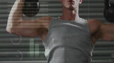 Erkek sporcu, omuzlarına kettlebell yerleştiriyor. Form çizelgeleri izlerken kafasının üstüne bastırıyor. Ağırlıklar, egzersiz, spor salonu, endüstriyel, analitik, grafikler, minimalist