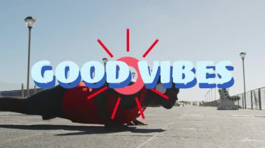 Adam alçaktan başlıyor ve fitness için şınav çekerken Good VIBES 'in unvanı kısmen belirsiz. Fitness, egzersiz, jimnastik, deniz kenarı, gezinti güvertesi, kulaklık, temsilciler
