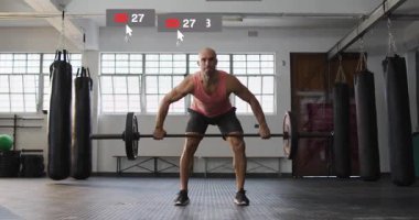 Erkek kaldırıcı bacakları sürüyor, beden eğitimi kaldırmayı başlatıyor, etrafında spor salonunu destekleyen sosyal ikonlar yaratıyor. Halter, halter, ağırlık, güç, antrenman, boks, stüdyo