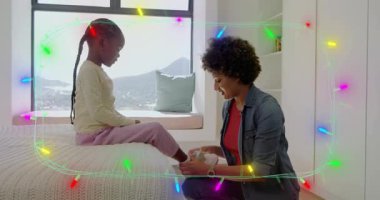 Anne dizlerinin üstüne çöküp ayağını uzatıyor, çorabını bağlıyor hazırlanıyor, ebeveynlik çerçevesini örtüyor. Bağ, ebeveyn, bakım, çocuk, ayakkabı, yatak