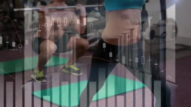 Kadın yeşil hasırlar üzerinde antrenman yaparken erkek bar seçiyor, çömeliyor, mali tabloları örtüyor. Spor, ikili, ağırlık, halterler, güç, egzersiz, dinamik