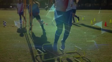 Sondaj sinyali, öndeki kadını futbol için engellere ve merdivenlere yönlendiriyor. Dünya takımını aşıyor. Çeviklik, eğitim, sporcular, açık hava, saha, çimen, hız