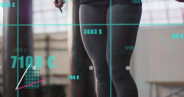 İp atlayan bir kadın, kamera görüntüsü eşleşen grafiklere sebep oluyor. Fitness ölçüleri gösteriliyor. Sporcu, kardiyo, spor salonu, stüdyo, analitik, grafikler, odaklanma.