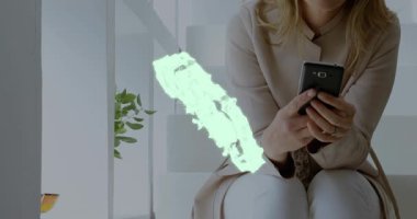 Kadın telefonu tutuyor, parlayan parçacıkları izliyor, viteslerle hologram oluşturuyor, teknolojik ayarlara erişiyor. Holografik, projeksiyon, artırılmış, gerçeklik, aygıt, lobi, modern