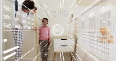 Duvarda duran bir kız, kadın bant yerleştiriyor, boyunu ölçüyor, HUD izleme cihazı takıyor. Aile, bakıcı, çocuk, yatak odası, tarafsız, minimalist, ev