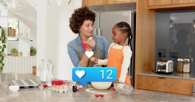 Kadın çocuğa rehberlik ediyor, pişirmek için yumurta kırıyor, kalpler ve kasenin üzerinde yükselen baloncuk gibi. Mutfak, tezgah, pişirme, aile, eğitim, danışmanlık, yumurta