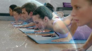 Fitness katılımcıları istekte paspaslara göğüs germe hareketi yapıyorlar, dünya genelinde kazanımlar görülüyor. Grup, sınıf, senkronize, hareket, stüdyo, egzersiz, çekirdek