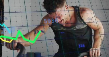 Sabit bisiklette hızlı koşan adam, sürükleyici kulplar ve animasyon çizelgeleri, fitness ölçümleri. Bisikletçi, dayanıklılık, kardiyo, telemetri, analiz, kaplama, performans