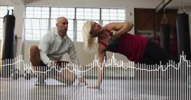 İstemci yan tahta rulo başlatma, fitness çalıştırıcı olarak kettlebell kaldırma tablet dalga formu resepsiyonları kontrol jimnastik, koçluk, form, çekirdek, denge, üstten baskı