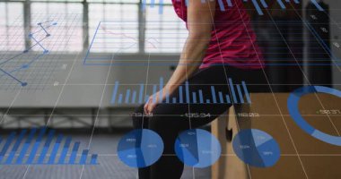 Fitness sporcusu pyo kutusunda ağırlık değiştiriyor, mavi çizelgelerin ayakta durmaya hazırlanırken güncellenmesine neden oluyor. Jimnastik, hareket, egzersiz, spor giyimi, veri, analiz, görselleştirme