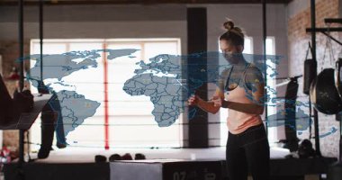 Dünya haritası AR 'ın koç zamanlaması üzerinde çalışırken bir kadın kayışı ayarlıyor ve fitness için pyo atlayışı yapıyor. Plyometrik, kutu, jimnastik, atlet, antrenör, kaplama, hud