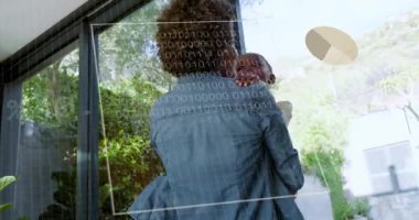 Anne, çocuğun cam kapının yanında beşik gibi yatması, çocuğun işaret etmesi teknolojik HUD 'nin veri toplaması. Bakım, ebeveynlik, bağ, aile, pencere, açık hava, bahçe