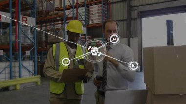 Depo yöneticisi tarayıcıyı tıklatırken çalışan da envanteri kontrol ediyor, veri ağı da olay yerini örtüyor. İşbirliği, lojistik, hisse, tesis, sanayi, el bilgisayarı, paletler