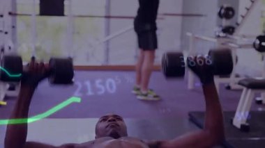 Erkek kaldırıcı ağırlık kaldırmada ağırlık kaldırırken fitness grafikleri senkronizasyon gösteriyor. Dumbbell, spor salonu, atlet, antrenman, gün ışığı, kaplama, gösterge paneli