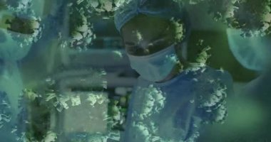 Cerrah denetleme monitörü, meslektaş katılımı, her ikisi de inceleme için hizalanma, virüs örtülü personel. Ameliyat odası, ameliyat, doktor, maske, ppe, görüntü, grafik