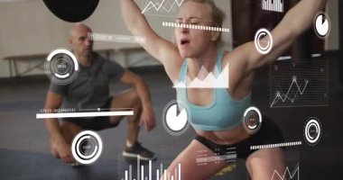 Sporcu spor salonunda halter izleme ölçümlerini yüksek çözünürlükle çalıştırıyor. Ağırlıklar, kaldırma, gözlemleme, koç, odaklanma, çekirdek, istikrar