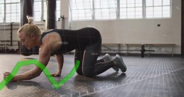 Öne doğru uzanan bir kadın, fitness 'te çekirdek dayanıklılık için diz çökme hareketi, yeşil grafik takibi. Spor, spor, antrenman, tahta, atletik, kadın, döşeme