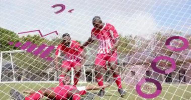 Üç futbolcu, mor veri şebekesinin ortasından kontrol ederek, kaybedilen takım arkadaşına doğru yaklaşıyor. Takım çalışması, kutlama, hareket, açık hava, saha, ağ, üst üste