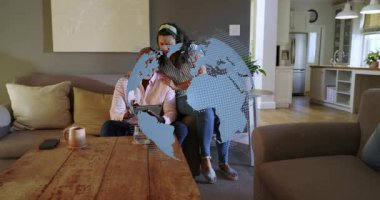 Tabletli kadın tutan adam geliyor ve izleme teknolojisine eğiliyor ve onları örten dönen dünyayı tıkırdatıyor. Çift, aygıt, ekran, işbirliği, dijital, açılış planı, modern